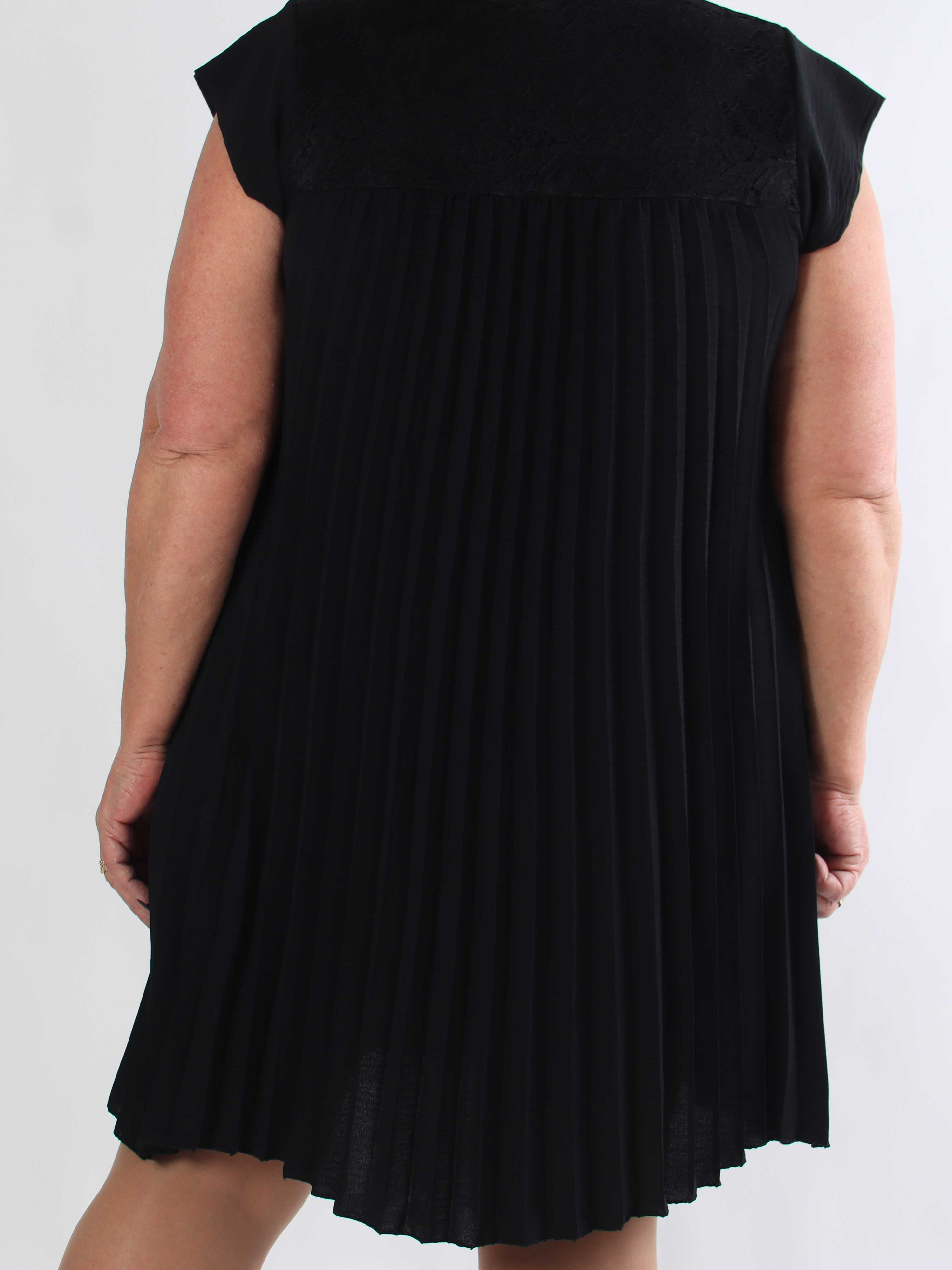 Nancy Lace Short - Plisseret plus size kjole med blonde og lommer